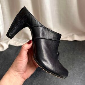 Tsubo Genuine Leather Black Women's Heeled Mules